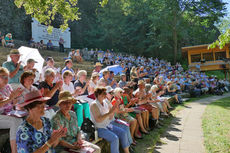 Festgottesdienst zum 1.000 Todestag des Heiligen Heimerads auf dem Hasunger Berg (Foto: Karl-Franz Thiede) Festgottesdienst zum 1.000 Todestag des Heiligen Heimerads auf dem Hasunger Berg (Foto: Karl-Franz Thiede)